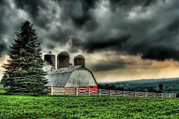 Nubes de tormenta sobre la zona rural