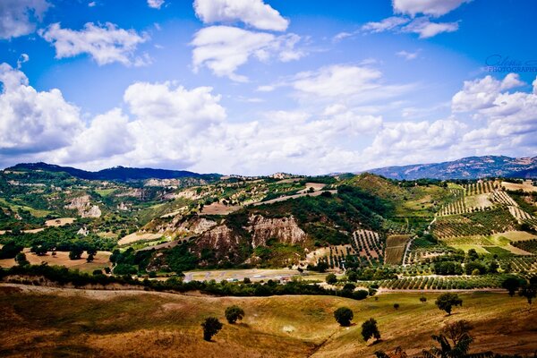 Paisaje de montañas cubiertas de hierba y cielo