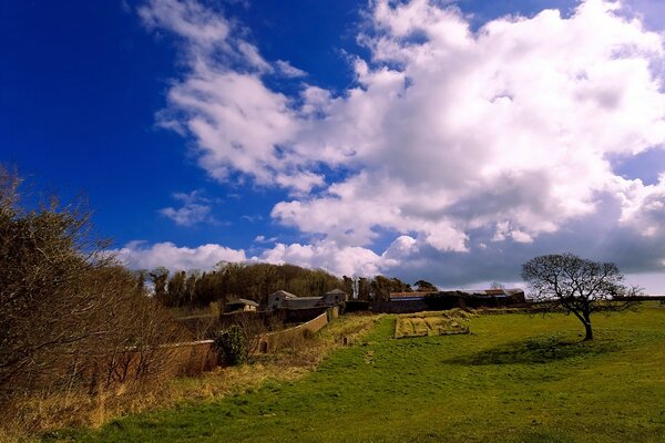 Ciel bleu au-dessus d un petit village