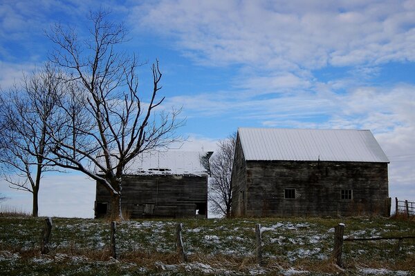 Landschaft mit einem verlassenen Haus zu Beginn des Winters