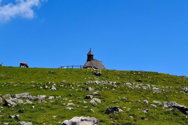 Einsamer Tempel auf einem felsigen Hügel