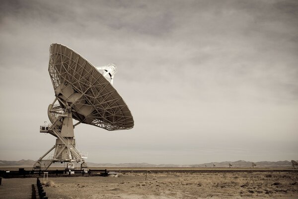 La antena parabólica se coloca en el campo