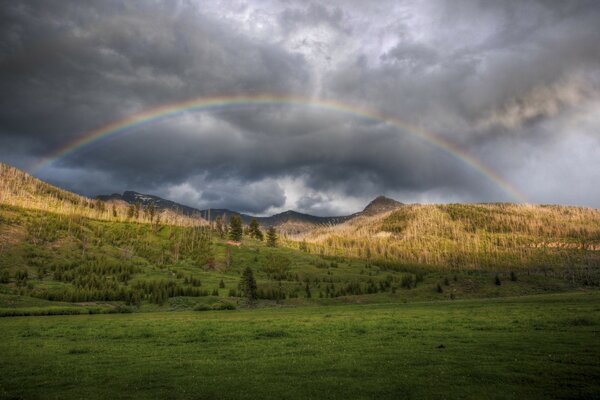 Maravillas de la naturaleza. Después de la lluvia siempre habrá un arco iris