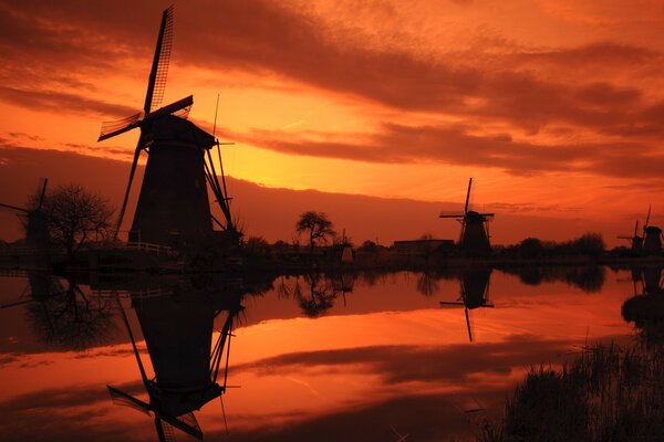 Moulins à vent au coucher du soleil pourpre