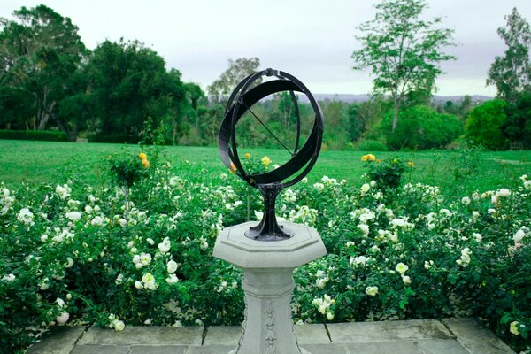 Jardín de vuelo con flores y árboles