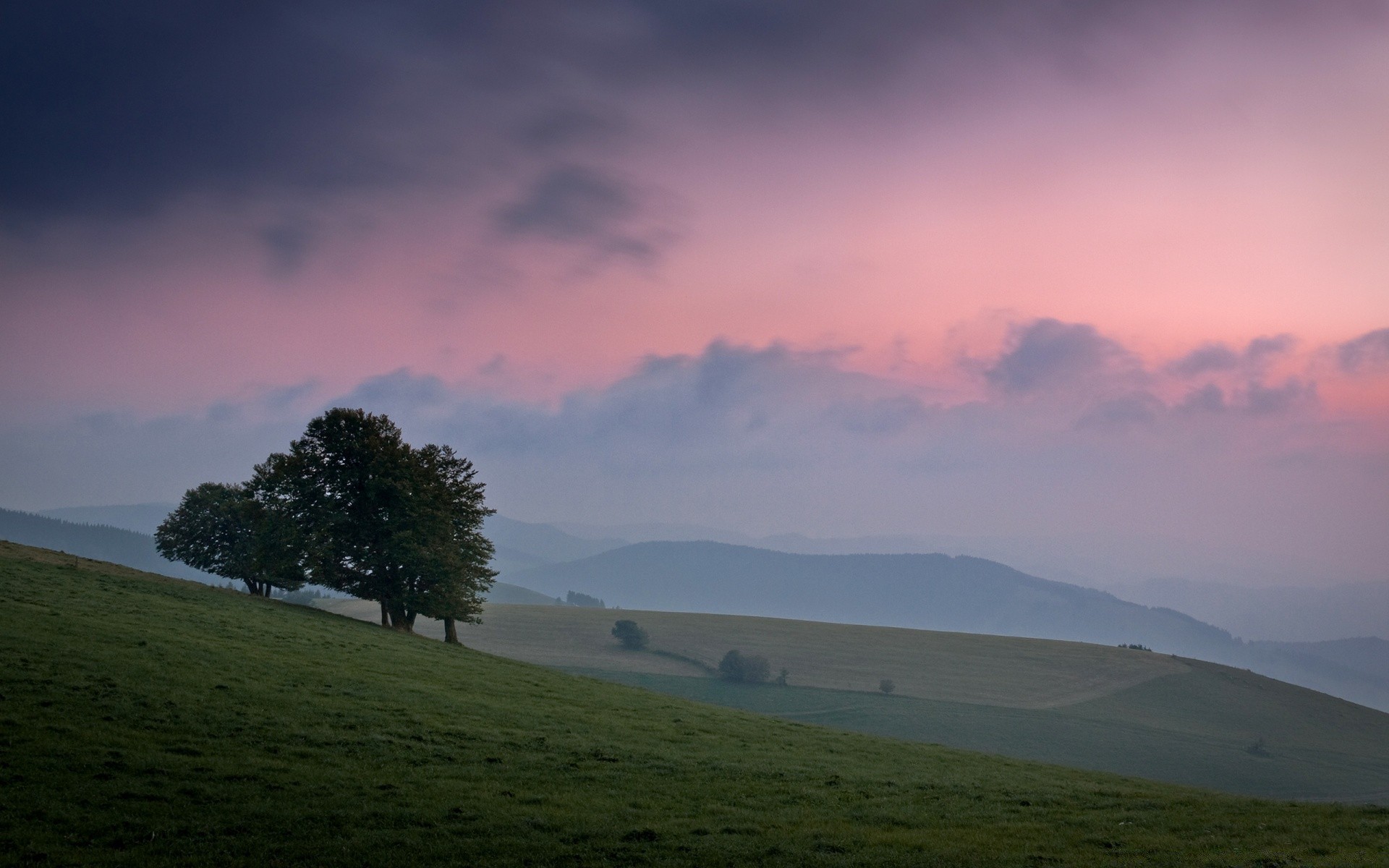 paesaggio paesaggio nebbia montagna albero cielo alba tramonto luce del giorno luce collina all aperto viaggi natura sera erba tempo pascolo scenico crepuscolo