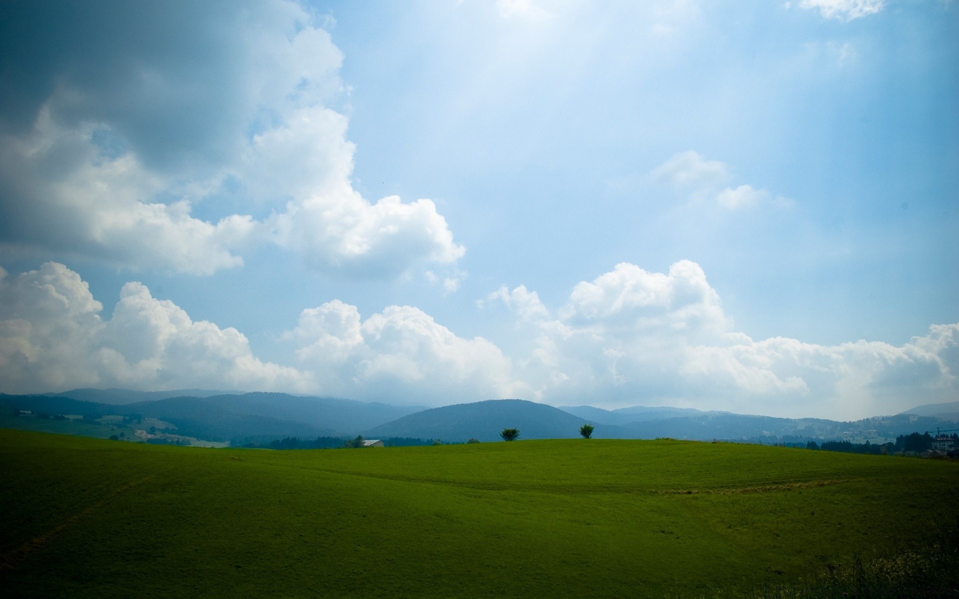 landschaft landschaft himmel natur gras des ländlichen feld sommer landwirtschaft landschaft heuhaufen wolke im freien weide gutes wetter bauernhof boden sonne weide