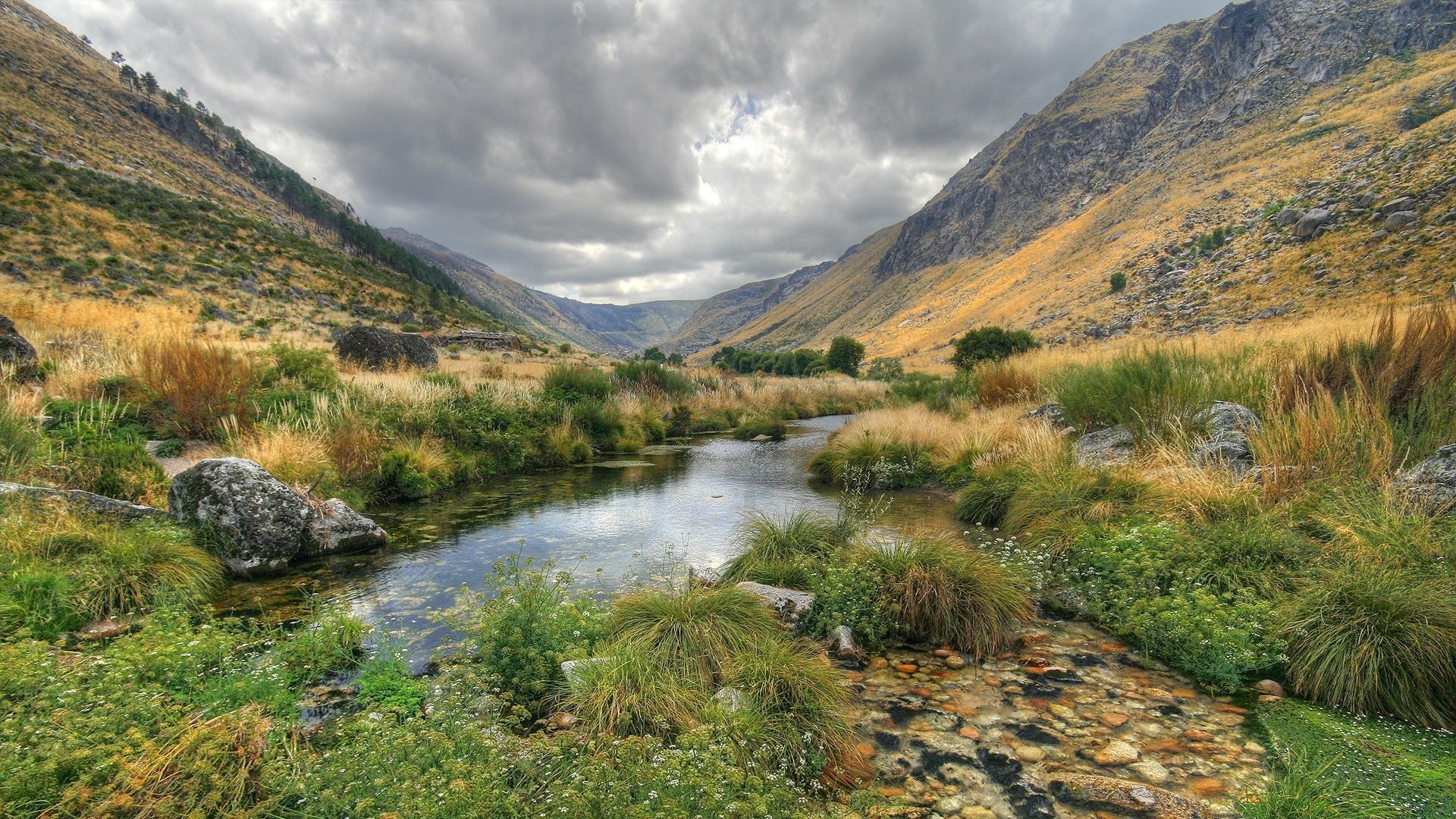 paesaggio natura montagna paesaggio acqua viaggi all aperto cielo fiume scenico lago roccia valle erba legno collina