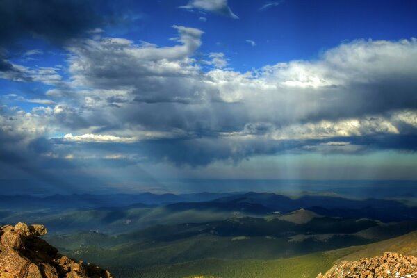 Paisagem montanhosa. Jogo de luz e sombra