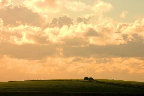 Bewölkter Himmel über Bauernhof und Feld