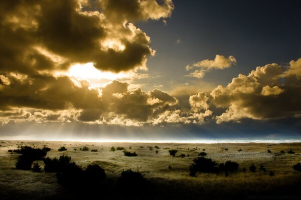 Le soleil se cache derrière les nuages