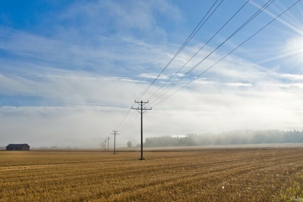 Ein leeres Feld unter der sengenden Sonne