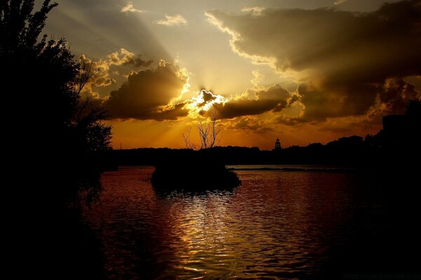 Puesta de sol sobre un cuerpo de agua tranquilo