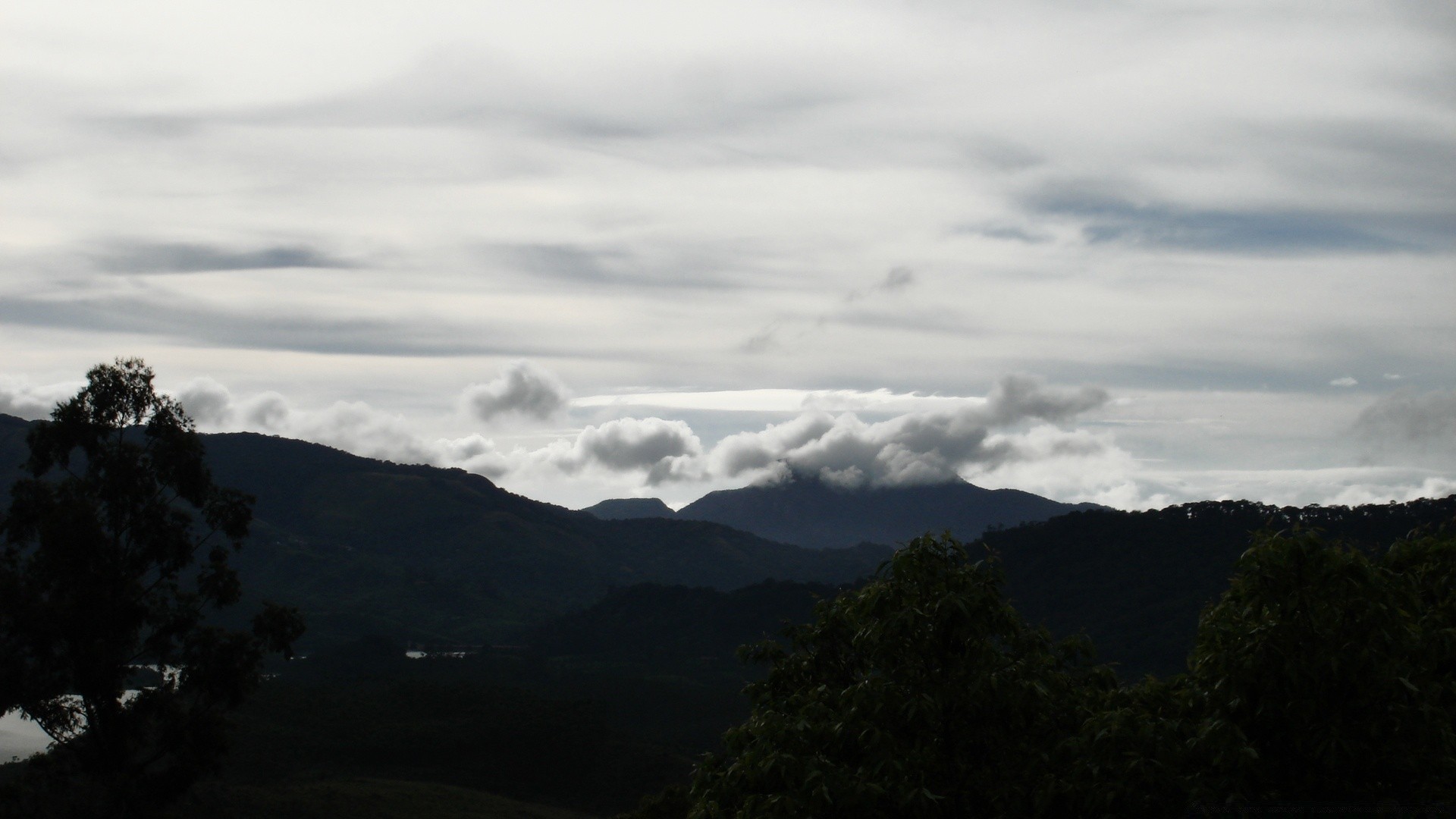 景观 景观 山 天空 雾 旅游 自然 树 户外 日落 雾 光 木 水 雨 黎明