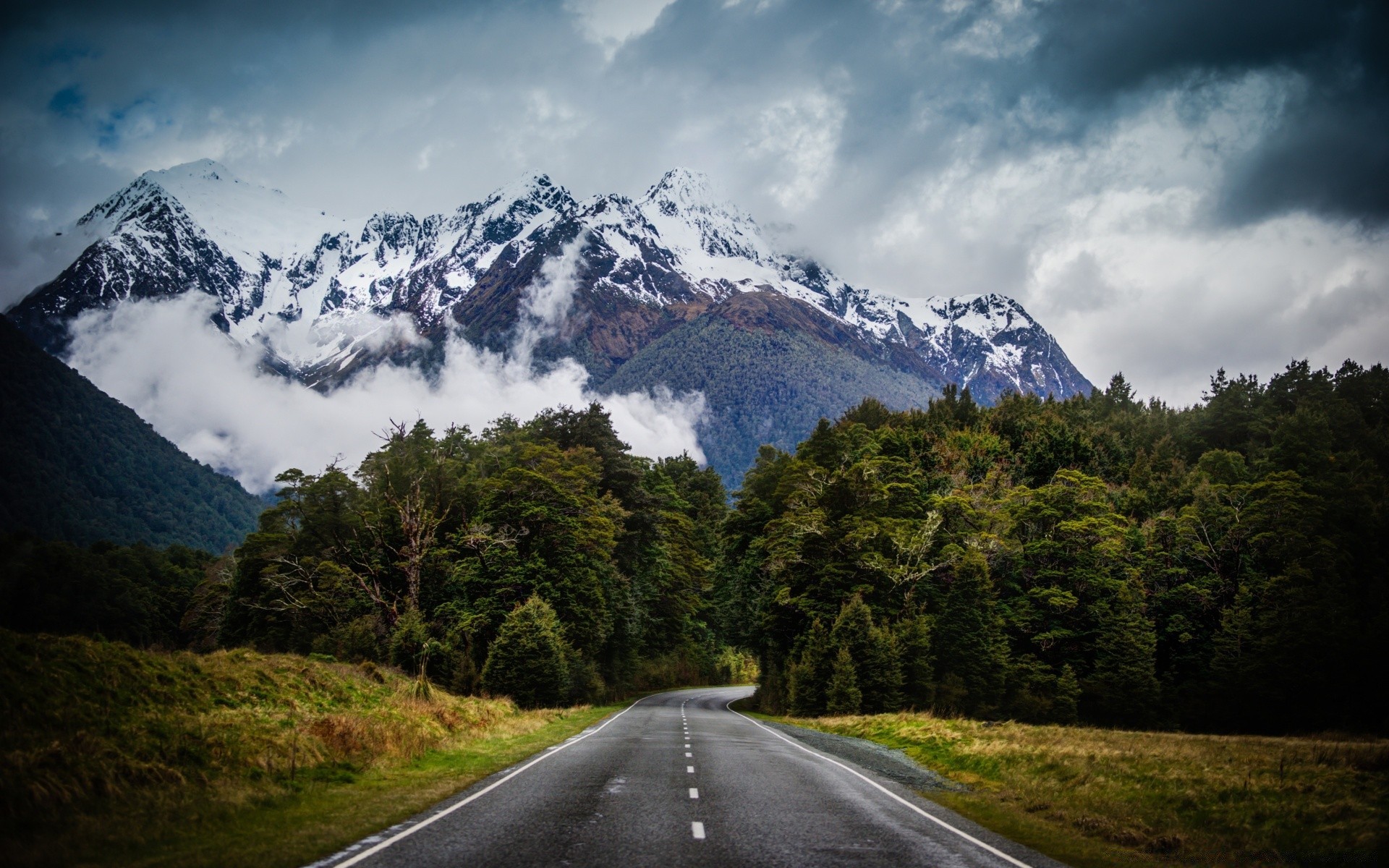 山 山 路 景观 雪 旅游 天空 风景 自然 公路 树 指南 木材