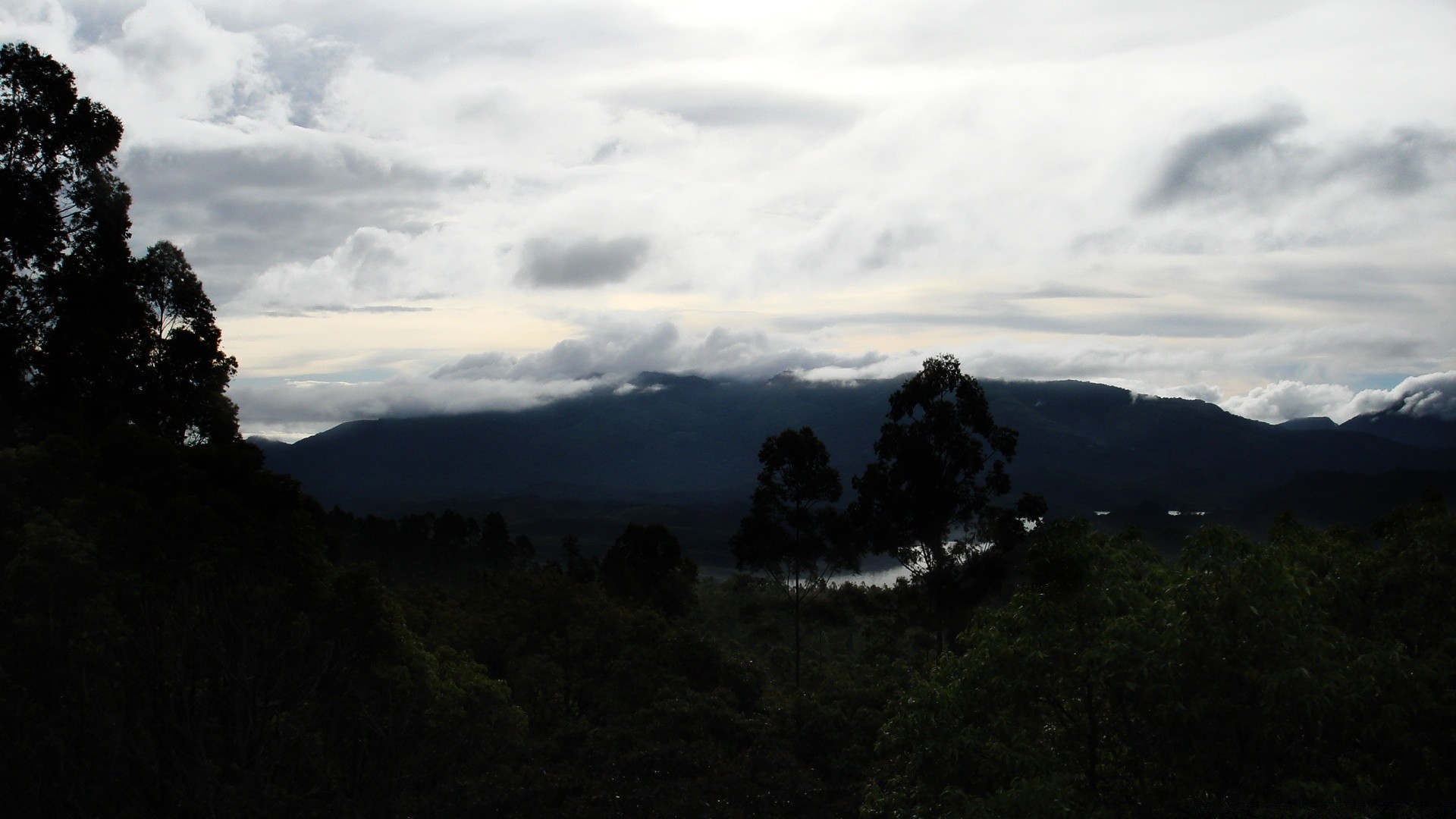 paysage paysage montagnes brouillard ciel arbre voyage coucher de soleil à l extérieur lumière lumière du jour nature nuage aube tempête volcan rock colline