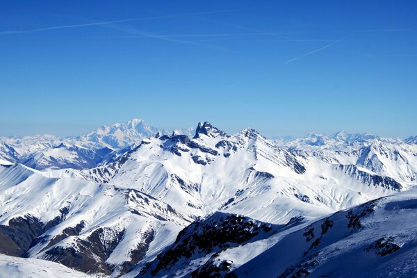 Schneeweiße hohe Gipfel der Berge