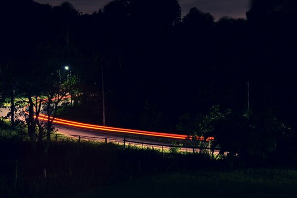 Pista iluminada a vermelho na noite