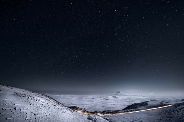 Paisaje lunar nieve y estrellas