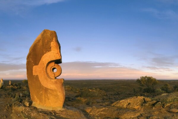 Paisaje en el desierto con escultura antigua