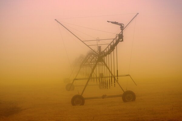 Konstruktion auf Rädern im Nebel