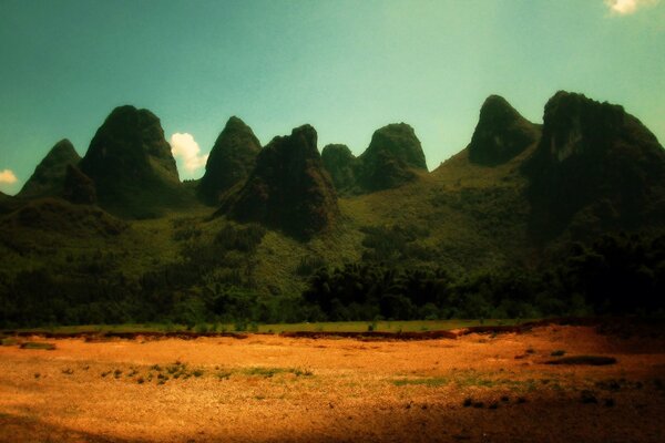 Montanhas verdes e campos amarelos