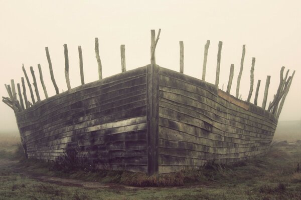 Sieht aus wie ein Schiff, aber es ist wahrscheinlich ein Zaun