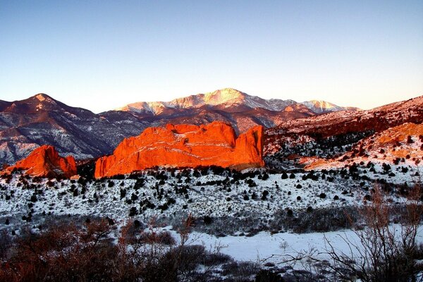 Montagnes ensoleillées rouges enneigées