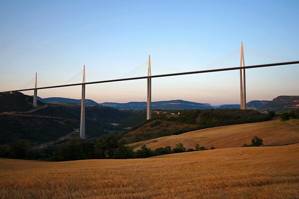 Puente atirantado sobre una llanura montañosa