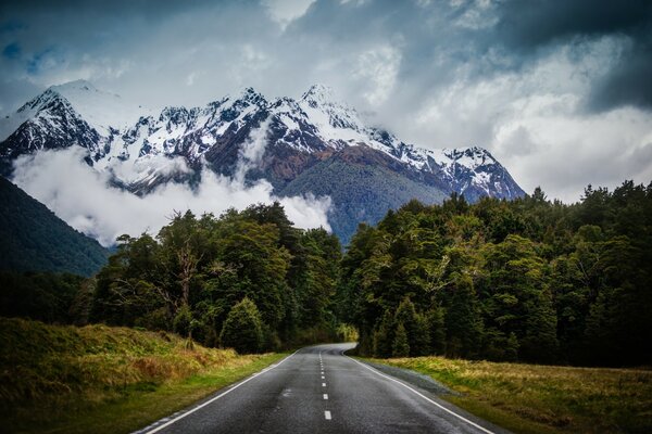 Die Serpentinenstraße, die sich in die Berge erhebt