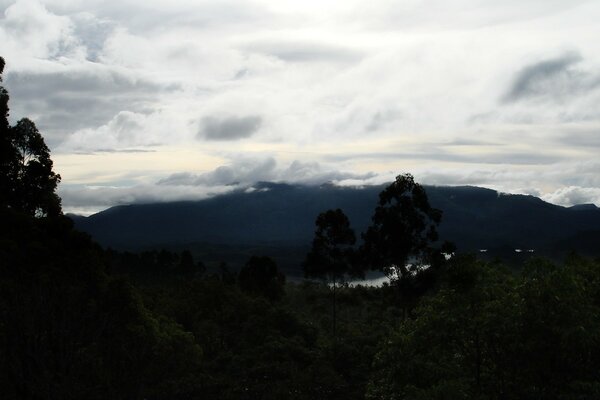 Paisaje de montaña: nubes en las montañas