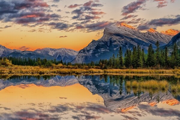 Montagne che si riflettono nel lago natura aspra