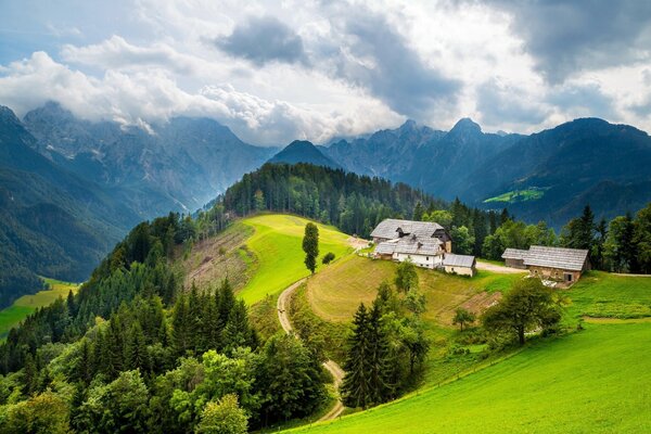 Herrliche Berglandschaft und einsame Häuser