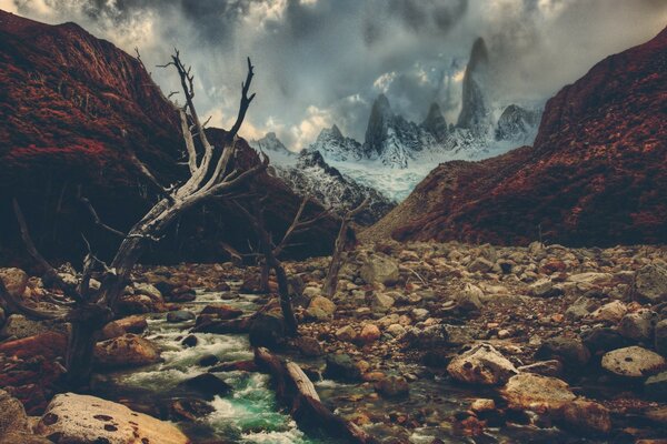 Río de montaña furioso y sendero rocoso