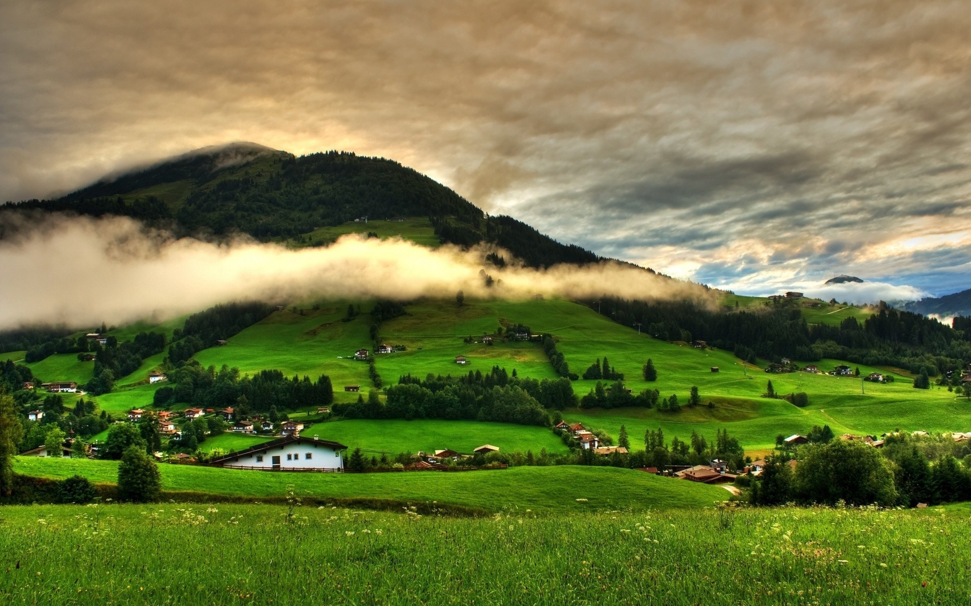 berge landschaft gras natur baum landwirtschaft himmel des ländlichen raums landschaft im freien feld hügel bauernhof heuhaufen reisen sommer sonnenuntergang weide wolke