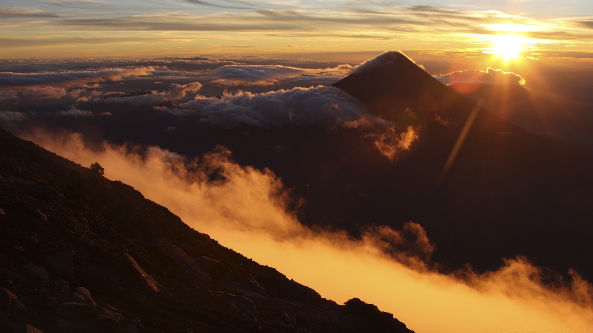 山 日落 山 景观 日出 傍晚 天空 火山 旅游 雾 户外 太阳 黄昏 光 日光 自然 好天气