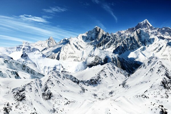 Paisaje de invierno en el pico cubierto de nieve de la montaña