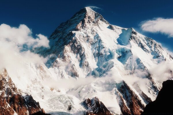 Montagnes dans la neige couvre le brouillard rampant