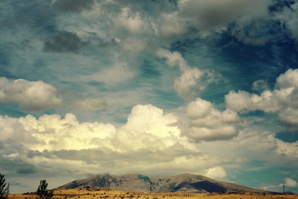 Fabelhafte Wolken über dem Vulkan