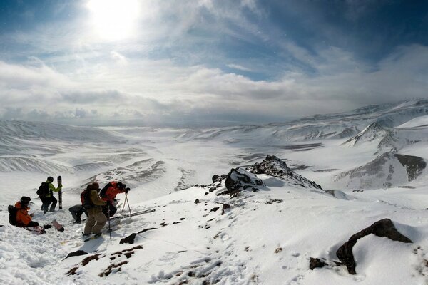 Expedición pesada a través de picos nevados