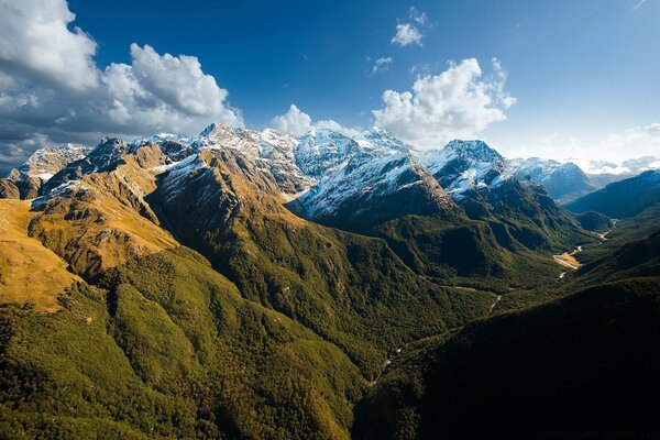 Montanhas altas cobertas de neve