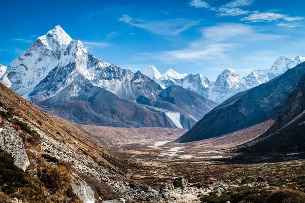 Montagnes bleues rocheuses sur fond de ciel bleu