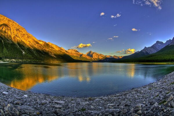 Bergsee, klares Wasser und felsiges Ufer