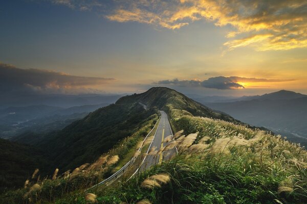 沿着山脊铺设的蛇形道路