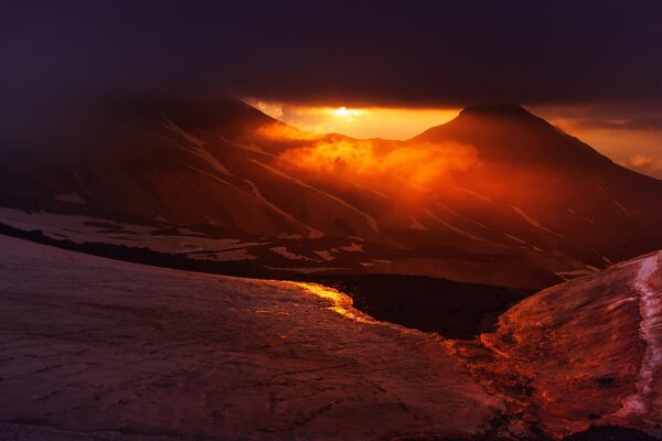 Die Berge decken den abendlichen Sonnenuntergang ab