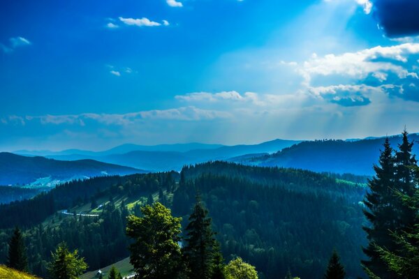 Schöne Landschaft, die sich von den Bergen öffnet