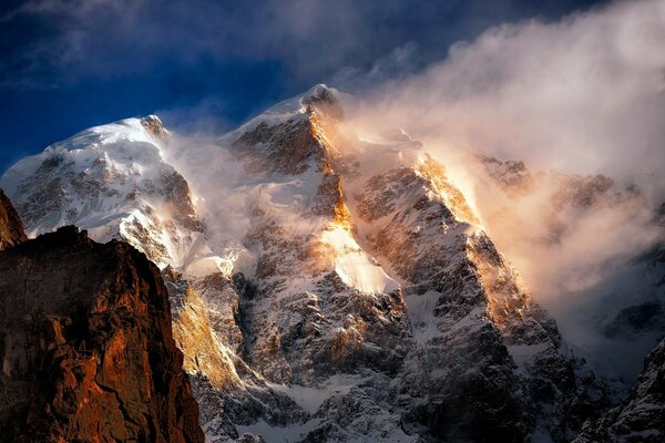 Neve da montanha ao pôr do sol