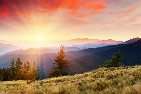 Les rayons du soleil dans les montagnes