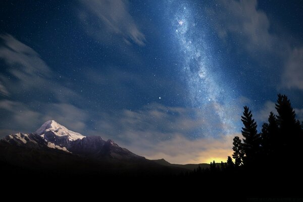 Atemberaubend schöner Himmel in den Bergen