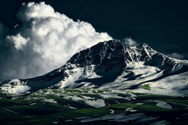 Grün-weiße Landschaft - Schnee, Berge und Wolken